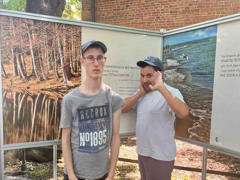 Spacer z przesłaniem