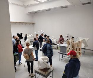 Grupa Uczestników w pracowni rzeźbiarskiej