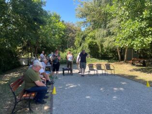 Uczestnik podczas rzutu boules.