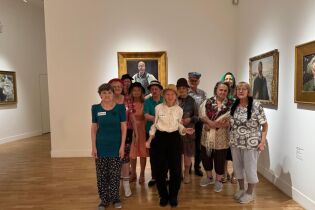 Grupa Uczestników pozuje w nakryciach głowy