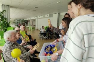 Na zdjęciu mieszkańcy podczas wspólnych zabaw z wolontariuszkami z Madrytu. 
