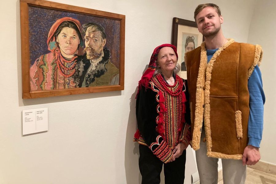 Uczestniczka wraz z terapeutą prezentują stroje ludowe