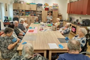 Na zdjęciu mieszkańcy zapoznają się z recepturą obwarzania. 