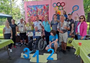 Wszyscy laureaci olimpiady z Panią dyrektor