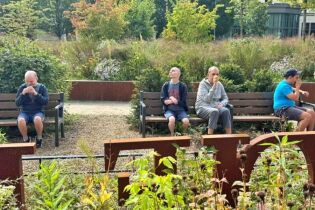 Uczestnicy odpoczywają wśród malowniczej natury