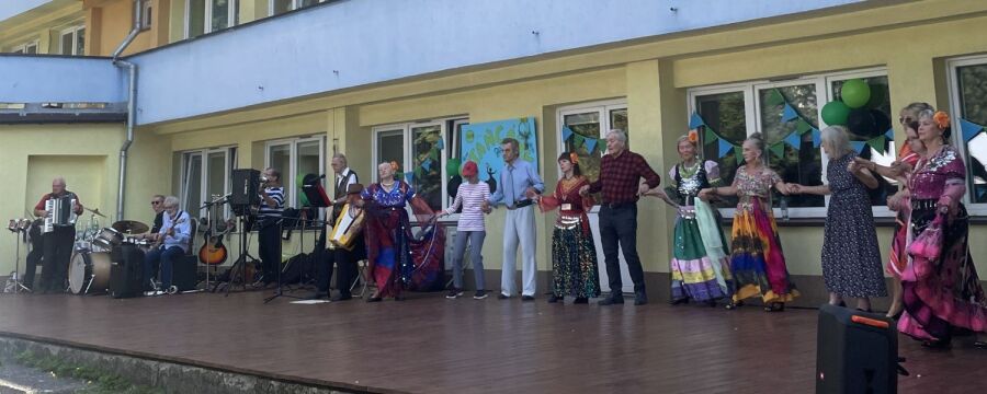 Uczestnicy na scenie z zespołem Tabor