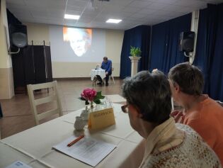 Na zdjęciu mieszkanki siedzą przy stoliku tuż przed spotkaniem z Panem Wojciechem Bonowiczem.