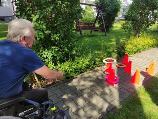 Na zdjęciu mieszkaniec podczas rzutu ringo. 