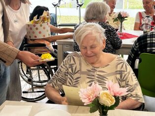 Na zdjęciu Pan Dyrektor wręcza drobny upominek naszej solenizantce. 