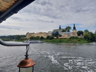 Widok ze statku na klasztor norbertanek