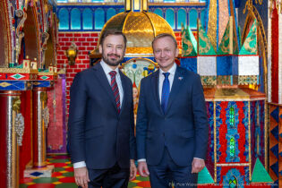 Fotografia wykonana we wnętrzu szopki krakowskiej w Muzeum Krakowa. Na zdjęciu po lewej stoi Prezydent Krakowa Aleksander Miszalski a po prawej Komisarz Unii Europejskiej Piotr Serafin. 