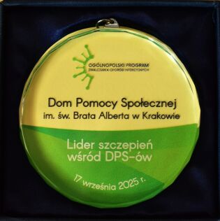 Medal w etui z granatowym tłem. Na medalu widnieje logo programu z zielonym motywem przypominającym wirusa oraz napisy w języku polskim: „Ogólnopolski Program Zwalczania Chorób Infekcyjnych”.