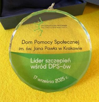 szklany medal z napisem lider szczepień