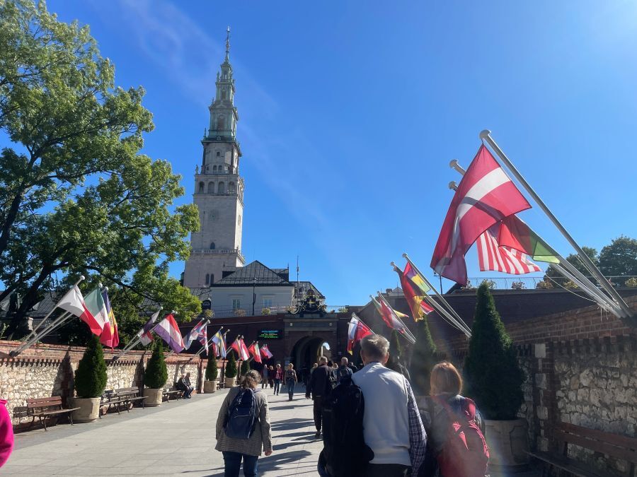 Uczestnicy na tle Sanktuarium Matki Bożej Częstochowskiej.