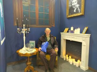 Uczestnik w aranżacji pokoju Agathy Christie. 