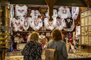 Stoisko we wnętrzu Sukiennic, rękodzieło i haftowane koszule