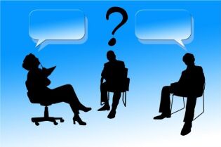 Grafika przedstawia postacie siedzące na krzesłach, na niebieskim tle.