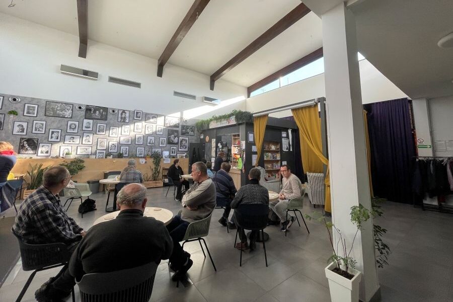 Uczestniczy oczekujący na udział w warsztatach baristycznych