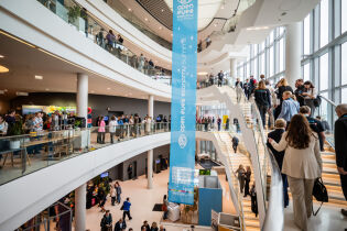 Centrum Kongresowe ICE Kraków w trakcie poprzedniej edycji wydarzenia - tłumy na schodach i we foyer.