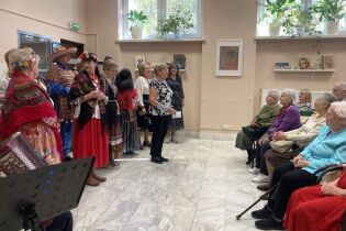 Uczestnicy oglądają występ