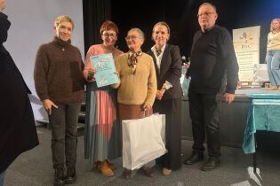 Pani Emilia odbiera z dyplom oraz nagrodę otrzymaną za zajęcie 3 miejsca w kategorii stroje.